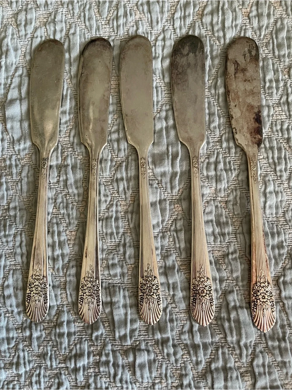 5 VTG WM ROGERS MFG. & CO. SILVER MIST PATTERN SILVER PLATE 6” BUTTER SPREADERS